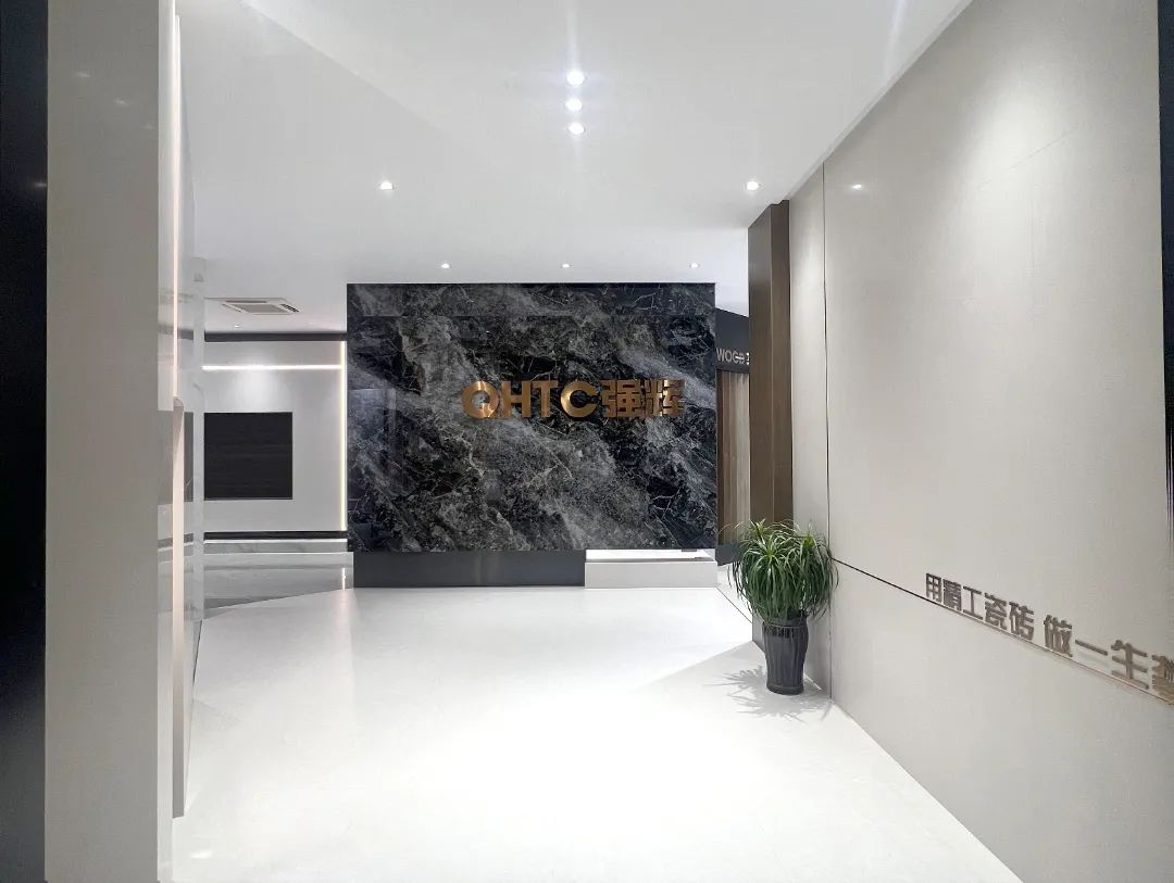 終端風(fēng)采 | 強(qiáng)輝東陽旗艦店,現(xiàn)代時(shí)尚,以素色致敬生活(圖3) 終端風(fēng)采 | 強(qiáng)輝東陽旗艦店,現(xiàn)代時(shí)尚,以素色致敬生活(圖3)