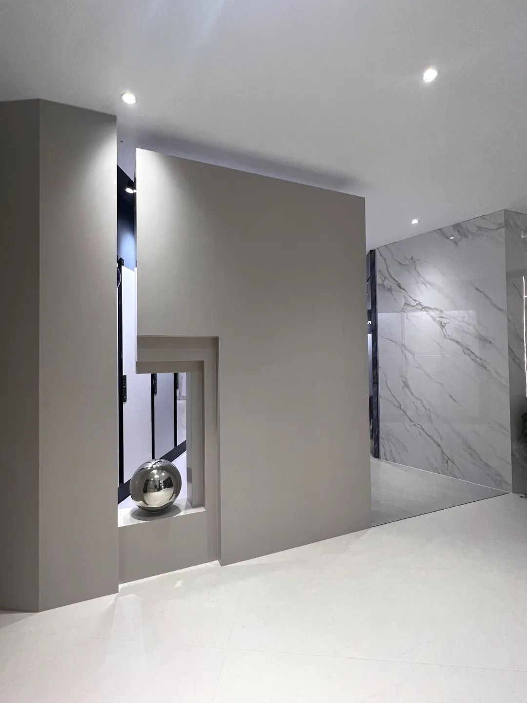 終端風(fēng)采 | 強(qiáng)輝東陽旗艦店,現(xiàn)代時(shí)尚,以素色致敬生活(圖5) 終端風(fēng)采 | 強(qiáng)輝東陽旗艦店,現(xiàn)代時(shí)尚,以素色致敬生活(圖5)