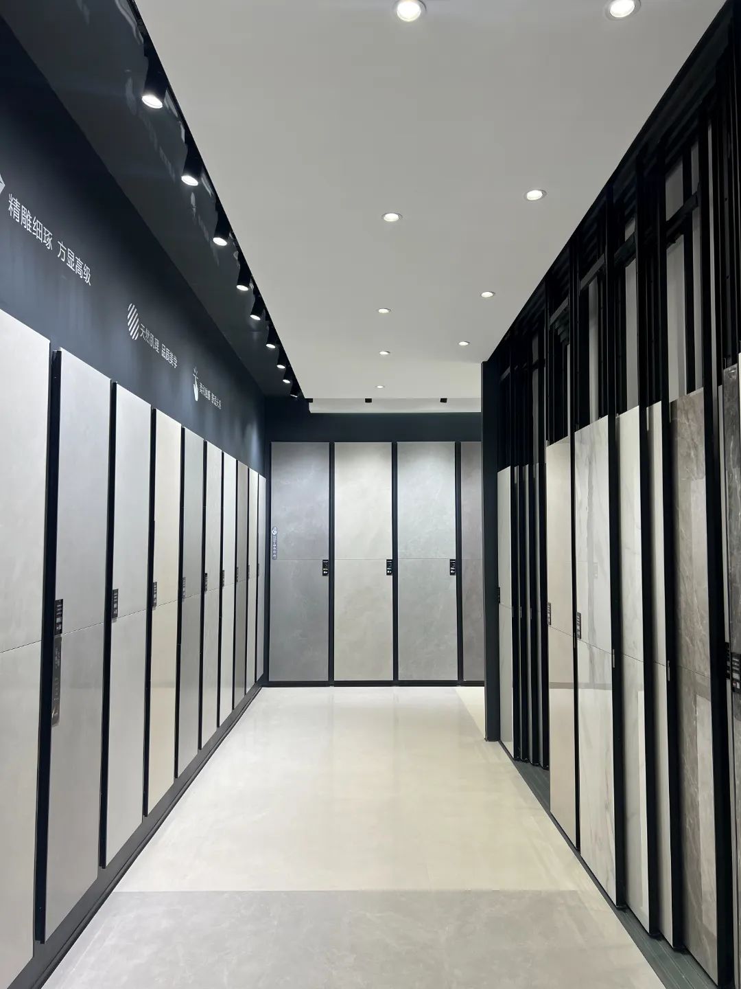 終端風(fēng)采 | 強(qiáng)輝東陽旗艦店,現(xiàn)代時(shí)尚,以素色致敬生活(圖6) 終端風(fēng)采 | 強(qiáng)輝東陽旗艦店,現(xiàn)代時(shí)尚,以素色致敬生活(圖6)