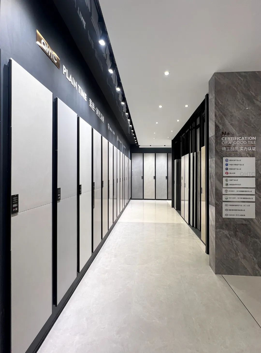 終端風(fēng)采 | 強(qiáng)輝東陽旗艦店,現(xiàn)代時(shí)尚,以素色致敬生活(圖7) 終端風(fēng)采 | 強(qiáng)輝東陽旗艦店,現(xiàn)代時(shí)尚,以素色致敬生活(圖7)