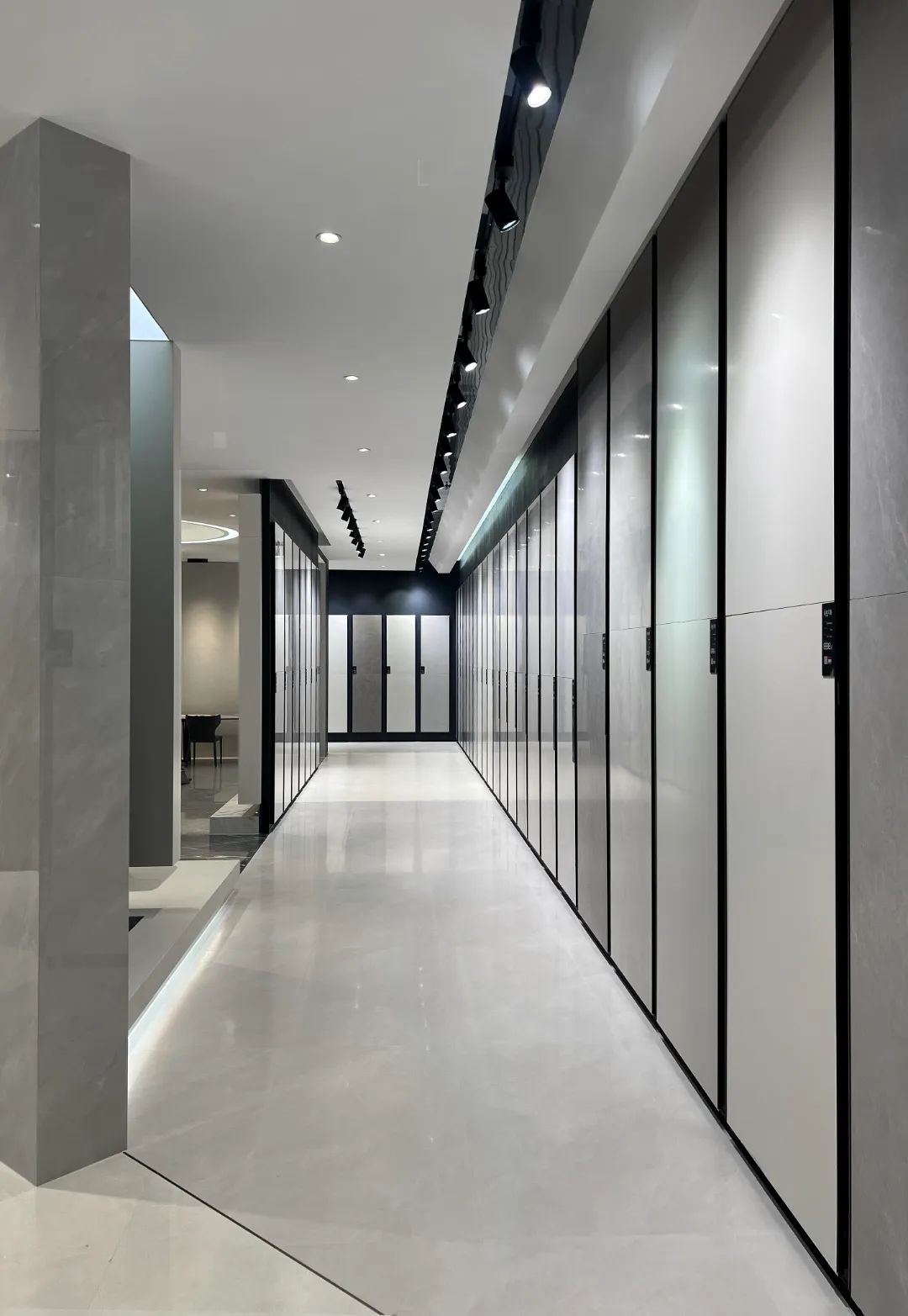 終端風(fēng)采 | 強(qiáng)輝東陽旗艦店,現(xiàn)代時(shí)尚,以素色致敬生活(圖8) 終端風(fēng)采 | 強(qiáng)輝東陽旗艦店,現(xiàn)代時(shí)尚,以素色致敬生活(圖8)