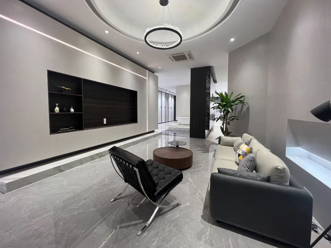 終端風(fēng)采 | 強(qiáng)輝東陽旗艦店,現(xiàn)代時(shí)尚,以素色致敬生活(圖10) 終端風(fēng)采 | 強(qiáng)輝東陽旗艦店,現(xiàn)代時(shí)尚,以素色致敬生活(圖10)