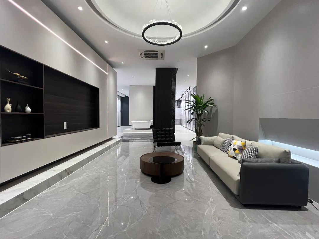 終端風(fēng)采 | 強(qiáng)輝東陽旗艦店,現(xiàn)代時(shí)尚,以素色致敬生活(圖11) 終端風(fēng)采 | 強(qiáng)輝東陽旗艦店,現(xiàn)代時(shí)尚,以素色致敬生活(圖11)