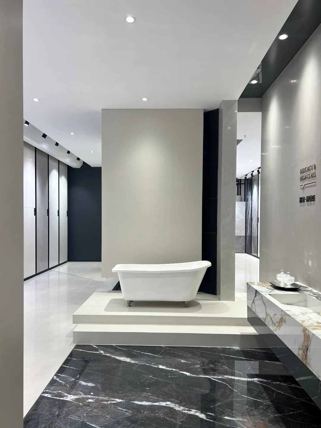 終端風(fēng)采 | 強(qiáng)輝東陽旗艦店,現(xiàn)代時(shí)尚,以素色致敬生活(圖16) 終端風(fēng)采 | 強(qiáng)輝東陽旗艦店,現(xiàn)代時(shí)尚,以素色致敬生活(圖16)